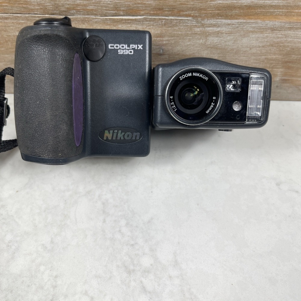 Nikon COOLPIX 995 3.2MP Digital Camera - NO TESTED